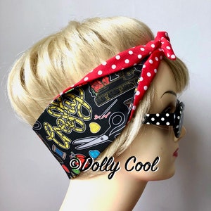Dolly Cool のクラフト タトゥー ソーイング ヘア タイ プリント ヘッド スカーフ - 赤い水玉模様または黒い裏地からお選びいただけます - 独自の生地でデザインされています