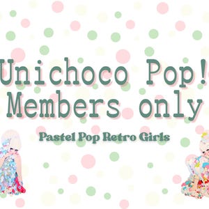Könnte beinhalten: Digitale Illustration mit weißem Hintergrund mit rosa und grünen Punkten. Der Text "Unichoco Pop!! Members only" ist grün dargestellt. Zwei Figuren im Anime-Stil befinden sich auf beiden Seiten.