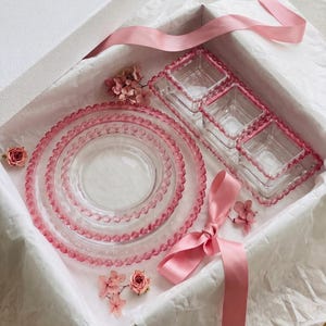 Juego de vajilla de cristal rosa con borde de cuentas / Vajilla romántica hecha a mano / Venta al por mayor disponible / Platos para la cena / Juego de vajilla