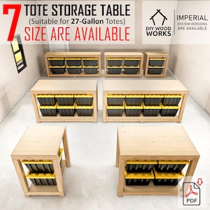 Puede incluir: Un conjunto de siete mesas de almacenamiento de madera con estantes para guardar contenedores. Las mesas están hechas de madera sin terminar y están diseñadas para contener contenedores de 27 galones. El texto "TOTE STORAGE TABLE (Suitable for 27-Gallon Totes) SIZE ARE AVAILABLE" se muestra encima de las mesas.