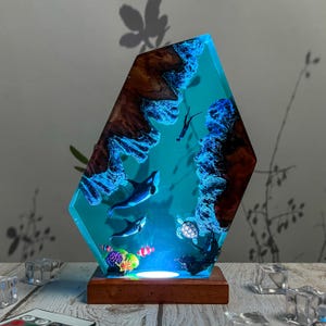 オーシャンレジンランプ – クジラ、ダイバー、カメの水中エポキシアートライト、LED木製ベースナイトライト、海好きへのギフト