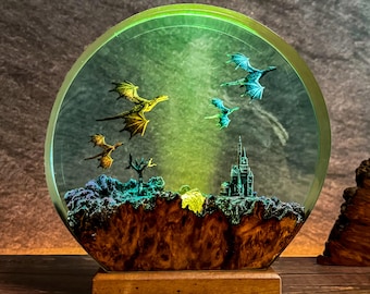 Lámpara LED redonda de resina con forma de dragón: diorama de fantasía con dragones voladores y escena de castillo, ideal como regalo para una noche encantada.