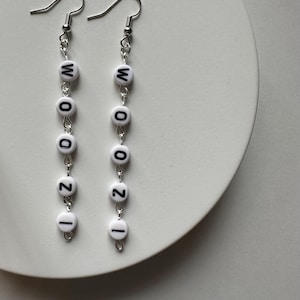 Brincos com dezessete letras Woozi. Brincos e joias Kpop artesanais.