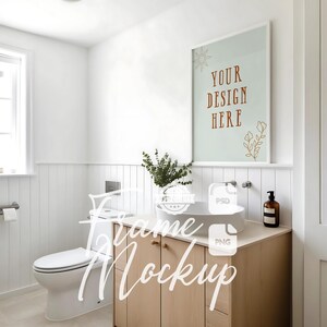 Mockup di cornice per bagno, cornice in legno scandinava in formato PSD per arte murale digitale, mockup di interni moderni, stampa digitale e mockup di poster in formato PNG
