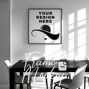 Może przedstawiać: Czarno-biała makietka zdjęcia z ramą z nadrukiem z tekstem "YOUR DESIGN HERE" i czarną sylwetką kobiety w kapeluszu. Rama wisi na białej ścianie nad czarnym stołem jadalnym z krzesłami.