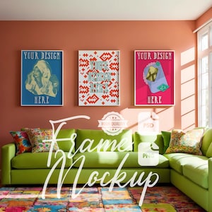 Puede incluir: Tres carteles enmarcados con el texto "Your Design Here" colgados en una pared sobre un sofá seccional verde con almohadas coloridas. La pared está pintada de un color naranja cálido.