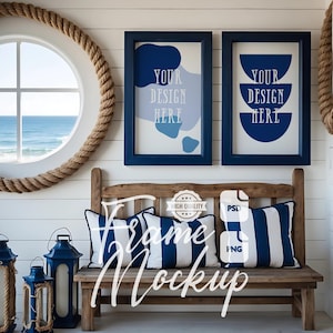 Op de afbeelding: Een mock-up met kustthema met twee ingelijste prints met de tekst "YOUR DESIGN HERE" in blauwe frames. Daaronder een houten bank met gestreepte kussens. De scène omvat een rond raam en touwaccenten.