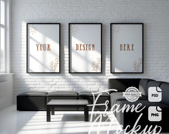 Könnte beinhalten: Ein modernes Interieur mit drei gerahmten Kunstdrucken mit den Worten "YOUR DESIGN HERE". Die schwarzen Rahmen zeigen minimalistische Sonnen- und Blumendesigns. Der Raum umfasst ein schwarzes Sofa, einen Couchtisch und eine weiße Backsteinmauer.