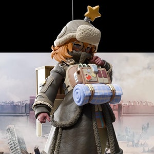 Może przedstawiać: Mała, kreskówkowa postać ubrana w brązowy zimowy płaszcz z futerkiem, brązowy kapelusz z gwiazdą na szczycie i okulary ochronne. Postać nosi plecak i zwinięty niebieski koc.