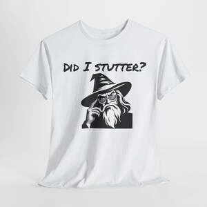 Op de afbeelding: Wit T-shirt met een zwart-witte illustratie van een tovenaar met een baard en bril. De tekst "Did I stutter?" staat boven de tovenaar.