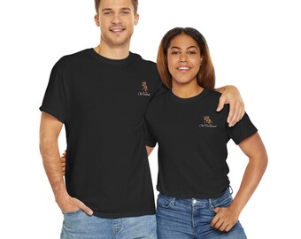 Könnte beinhalten: Zwei Personen tragen schwarze T-Shirts mit dem gestickten Text "Old Fashioned" und einer kleinen Grafik. Die T-Shirts werden mit blauen Jeans kombiniert. Das Bild ist vor einem weißen Hintergrund.
