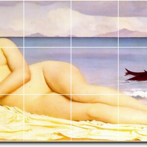 Op de afbeelding: Een naakte vrouw met lang, donker haar ligt op een gele strandhanddoek. Ze kijkt naar rechts van de afbeelding. De achtergrond is een blauwe oceaan met een verre kustlijn en een bewolkte lucht. Drie donkere dolfijnen zwemmen in het water.