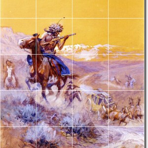 Può includere: Un uomo nativo americano a cavallo, con un copricapo piumato, cavalca attraverso un paesaggio polveroso. Tiene un fucile nella mano destra e guarda a destra. Un carro e cavalli sono sullo sfondo.