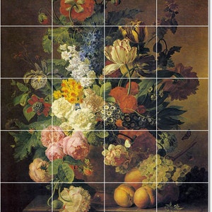 Puede incluir: Una naturaleza muerta que representa un jarrón lleno de una variedad de flores, incluyendo tulipanes, rosas y amapolas. El jarrón está sobre una mesa con melocotones y uvas.