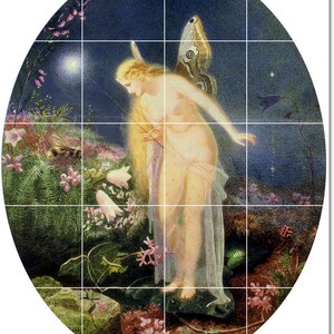 Pode incluir: Uma pintura de uma fada com asas, de pé em uma floresta à noite. Ela está segurando uma varinha e olhando para uma esfera brilhante. A floresta está cheia de flores e samambaias. O céu é azul escuro com estrelas.