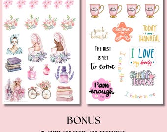 Puede incluir: Dos hojas de pegatinas con ilustraciones de flores rosas, mujeres con toallas, frascos de perfume, una bicicleta con flores, libros y la Torre Eiffel. La segunda hoja incluye tazas rosas y textos como You're beautiful, Believe in yourself, Today I am thankful, The best is yet to come, I love my body, Self love, I am enough, I can do this e I believe in me.