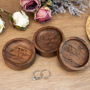 Bandeja redonda de madera personalizada para joyas como regalo de compromiso, bandeja de madera para anillos con nombre personalizado, regalo de boda perfecto para hombres, mujeres, padrinos de boda y él.