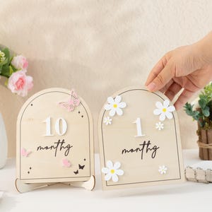 Biglietto di auguri con arco di margherite in legno, traguardo mensile con margherite, accessorio per foto di neonati, regalo per baby shower, accessorio per foto di neonati, regalo per bambine e bambini.
