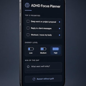 Op de afbeelding: Een smartphone met de ADHD Focus Planner app op een donkere interface. Het scherm toont een lijst met Top 3 Prioriteiten, een sectie voor energieniveau met batterijpictogrammen, een Win of the Day tekstvak en een Restart without guilt knop.