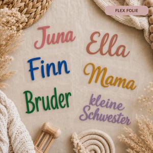 Könnte beinhalten: Eine Sammlung von Flex-Folie-Bügelbildern mit Namen und Wörtern in verschiedenen Farben und Schreibschriften. Der Text umfasst Juna in Pink, Ella in Terrakotta, Finn in Blau, Mama in Senfgelb, Bruder in Grün und kleine Schwester in Lila.
