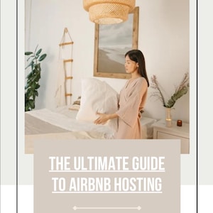 Könnte beinhalten: Eine Frau bezieht ein Bett in einem hellen und luftigen Schlafzimmer mit einer geflochtenen Leuchte, die von der Decke hängt. Der Text "THE ULTIMATE GUIDE TO AIRBNB HOSTING" wird auf einem beigefarbenen Hintergrund angezeigt.