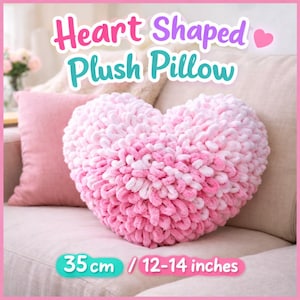 Op de afbeelding: Een hartvormig pluche kussen in roze en wit, met een zachte textuur. Het kussen meet 35 cm. Tekst op de afbeelding luidt "Heart Shaped Plush Pillow."