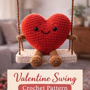 Pode incluir: Um coração vermelho de crochê com um rosto sorridente está sentado em um balanço de fio creme, suspenso por cordas de fio marrom. A imagem inclui o texto "Valentine Swing Crochet Pattern."