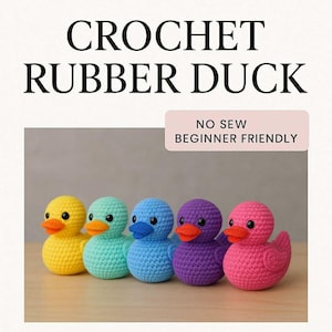 Op de afbeelding: Vijf gehaakte rubberen eenden op een rij, elk in een andere kleur: geel, turquoise, blauw, paars en roze. Elke eend heeft een oranje snavel en zwarte ogen. De tekst "CROCHET RUBBER DUCK" staat bovenaan, met "NO SEW BEGINNER FRIENDLY" eronder.