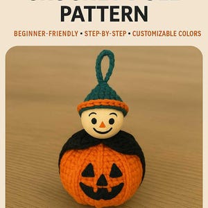 Op de afbeelding: Afbeelding van een haakpatroon voor een Halloween-pop. De pop heeft een pompoenvormig lichaam, een lachend gezicht en een groene hoed. Tekst luidt "HALLOWEEN CROCHET DOLL PATTERN" en "Make it in any colors you like!"