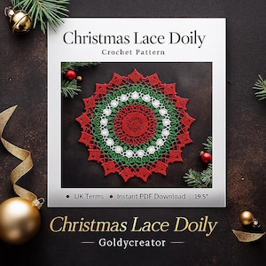 Op de afbeelding: Een witte pagina met de tekst "Christmas Lace Doily Crochet Pattern" toont een rood, groen en wit gehaakt doily. De doily heeft een diameter van ongeveer 49,5 cm. De tekst "Goldycreator" staat onderaan.
