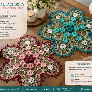 Op de afbeelding: Twee stervormige kanten kleedjes met een haakpatroon. De ene toont tinten turquoise, mintgroen en wit, terwijl de andere roze, donkerroze en wit bevat. De tekst bevat 'Floral Lace Doily Crochet Pattern (PDF)' en 'Finished Size: Diameter approx. 18 inches / 45.7 cm, Thickness approx. 2 mm'.