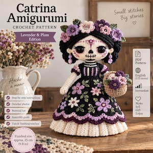 Op de afbeelding: Een Catrina Amigurumi haakpatroon met een pop met zwart haar, een bloemenkrans en een zwarte jurk met paarse en witte bloemen. De tekst luidt Catrina Amigurumi, Lavender & Plum Edition, en Afgewerkte maat ca. 25 cm.