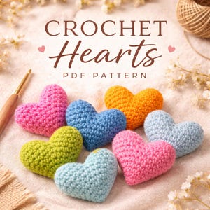 Op de afbeelding: Een verzameling kleurrijke, gehaakte harten in roze, blauw, groen en oranje. De afbeelding bevat de tekst "CROCHET Hearts PDF PATTERN". Een haaknaald is zichtbaar. De harten zijn gerangschikt op een zacht, getextureerd oppervlak.