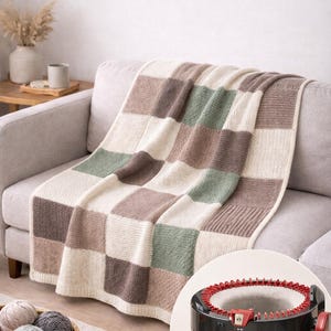 Op de afbeelding: Een moderne patchwork-bankdeken met crème, bruine en groene vierkanten. De deken ligt over een grijze bank. De afbeelding toont ook een breimachine en een mand met garen. De tekst luidt 'Modern Patchwork Sofa Blanket PDF Pattern'.