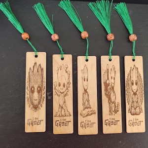 Può includere: Cinque segnalibri in legno con nappe verdi. Ogni segnalibro presenta un'immagine diversa del personaggio Groot dei film Guardiani della Galassia. Il testo "I am Groot" è stampato su ogni segnalibro.
