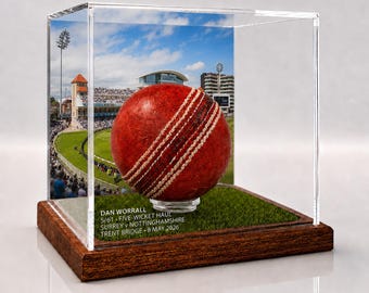 Customisable Cricket Ball Display Case – Turf Base, Engravable Five‑Wicket or Match Ball Keepsake