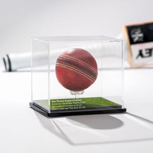 Vitrine de exibição de bola de críquete personalizável – Base de grama sintética, cinco postigos graváveis ou lembrança de bola de jogo