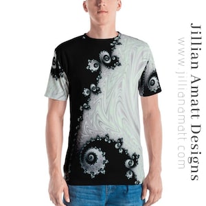 Puede incluir: Una camiseta negra y blanca con un diseño fractal en espiral. El diseño presenta un patrón de espiral negro y blanco sobre un fondo verde claro.