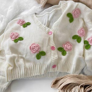 Handgefertigte Grobstrick-Jacke mit 3D Rosen Blumen – Dicker Kuschelpullover für Frauen