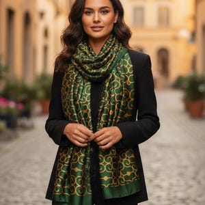 Eleganter Smaragdgrüner und Gold-Seidenschal - Geometrisches Wirbelmuster, leichter Schal - Luxusgeschenk für Sie, schickes italienisches Accesso
