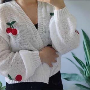 ハンドメイドコットンチェリーカーディガン - レディースフルーツ刺繍セーター、トレンドの春夏ニット、彼女へのスタイリッシュなギフトアイデア