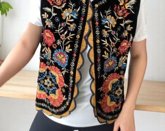 Handgefertigte, bestickte Samtweste – Boho-Blumenweste mit farbenfrohem Folklore-Muster | Vintage-inspiriertes Festival- oder Freizeit-Teil