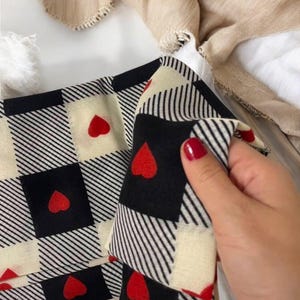 Écharpe en coton en forme de coeur, écharpe à carreaux rouge, châle en coton et lin, écharpe de haute qualité pour femme, écharpe rouge légère, cadeau pour elle
