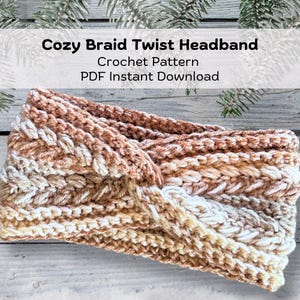 Peut inclure: Un bandeau crocheté dans des tons de brun et de blanc avec un motif torsadé tressé. Le bandeau est fait avec un fil doux et a un aspect confortable. Le texte "Cozy Braid Twist Headband Crochet Pattern PDF Instant Download" est affiché au-dessus du bandeau.
