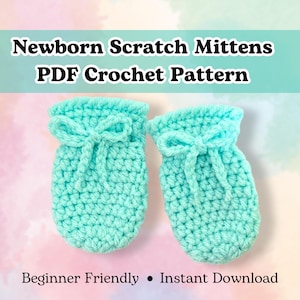 Könnte beinhalten: Ein Paar hellblaue gehäkelte Neugeborenen-Kratzhandschuhe mit Schleifen-Detail. Die Handschuhe sind anfängerfreundlich und das Muster ist zum sofortigen Download verfügbar.  Neugeborenen-Kratzhandschuhe PDF Häkelmuster.
