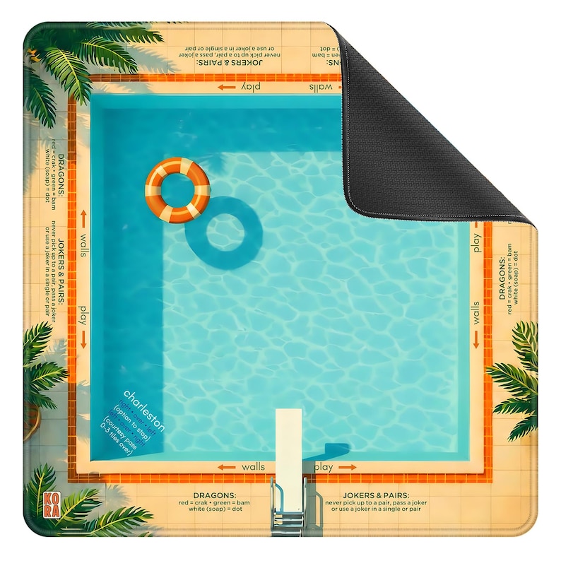 Puede incluir: Alfombrilla de rat&oacute;n rectangular con un dise&ntilde;o de piscina, un trampol&iacute;n y un salvavidas naranja y blanco flotando en el agua. La alfombrilla incluye el texto "Charleston" e instrucciones del juego.