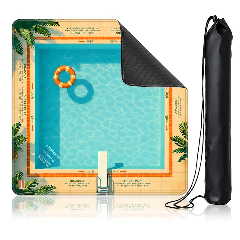 Puede incluir: Una alfombra de juego rectangular con un dise&ntilde;o de piscina, con una piscina azul, un salvavidas naranja y blanco y palmeras. La alfombra incluye el texto "Charleston" y "Dragons". Se incluye una bolsa de transporte negra.