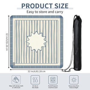 K&ouml;nnte beinhalten: Eine quadratische Matte mit blauen und cremefarbenen vertikalen Streifen, die 81,28 cm misst, wird mit einer schwarzen Tragetasche gezeigt. Die Matte hat ein sternf&ouml;rmiges Design in der Mitte und den Text "PRODUCT SIZE" und "Easy to store and carry".