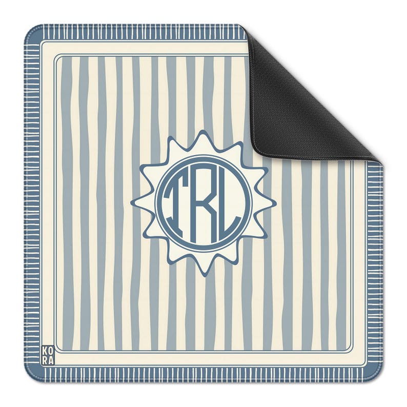 K&ouml;nnte beinhalten: Quadratisches Mauspad mit blau-cremefarbenem vertikal gestreiftem Muster. Die Mitte zeigt ein blaues Sonnenmuster mit den Buchstaben "TRL" in einem kreisf&ouml;rmigen Monogramm. Der Rand ist einfarbig blau mit einem d&uuml;nnen cremefarbenen Streifen.