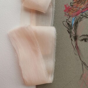 Fita de seda ondulada pêssego claro, buquê de noiva rosa pastel, convites | Fita pintada à mão, rasgada à mão, fita com bordas cruas